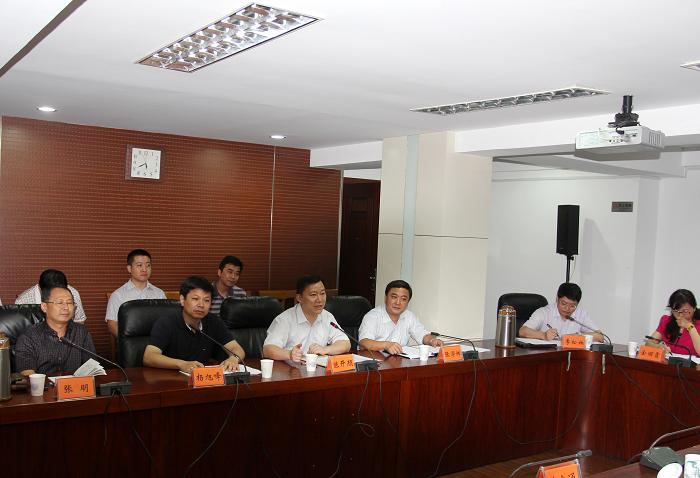 长,省信访局局长莫宗通出席座谈会并讲话,省信访局副局长秦凯华主持