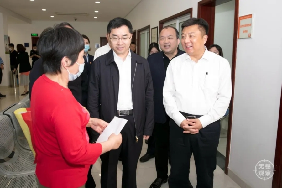 无锡市市长杜小刚到市信访局接待来访群众看望慰问信访干部